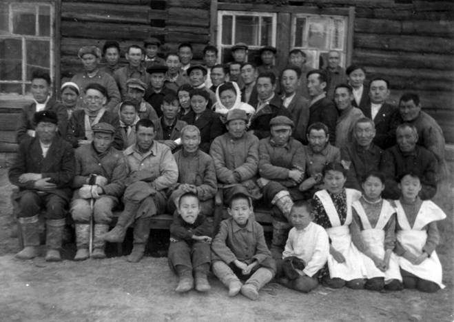 Рис. 1. Жители деревни Суола в 50-ые годы, первый ряд слева направо: Тихонов Г.Е. (мой отец), Тихонов П.Н.
