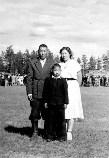 Фото 3. На ысыахе в село Елечей 1957 год, с отцом и сестрой Маргаритой