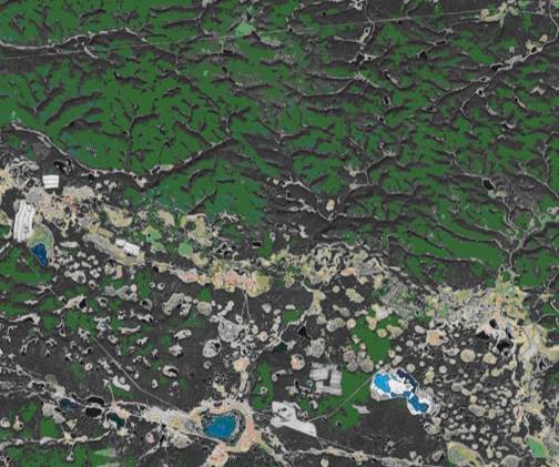 Фото 6. Аласы с высоты космоса. Внизу справа озеро Абалах, а слева озеро Табага. Южнее речки Суола обилие аласов, а севернее их почти нет.