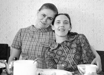 Подруги Галина Иннокентьевна Тэн и Роза Александровна Горшечникова. Фото 1975 года.