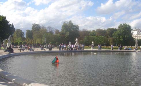 Jardin du Tuileries, где можно за плату запускать кораблики