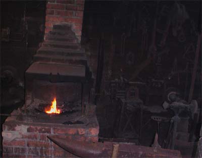 Амиши используют в хозяйстве газ пропан, свечи и керосиновые лампы. В их домах нет электричества