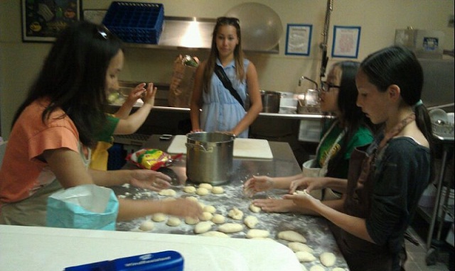 Саргылана с девочками Таней, Машей и Катериной лепят пирожки