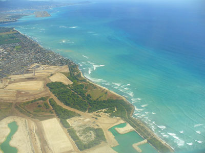 В полдень по Гавайскому времени самолет пошел на снижение и мы увидели сине-зеленые воды Тихого океана, золотые полоски пляжей и пальмы