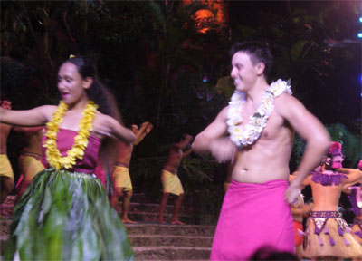 Коронное мероприятие - красочное шоу с полинезийскими танцами