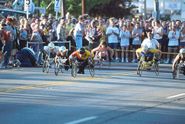 В марафоне рекордное количество участников - 8651, включая участников на инвалидной коляске.
