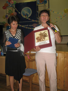 Сопредседатель Национального комитета РС(Я) по делам ЮНЕСКО Е.А. Сидорова вручает Людмиле грамоту и памятную книгу "Якутский эпос" (июль 2007 г.)