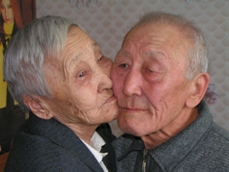 Долгожданная встреча после более двух десятилетий разлуки сестры Фёклы Сидоровой (Якутск) и Егора Сидорова (Саранск)