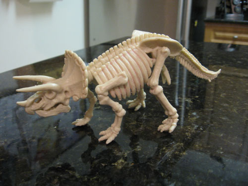 За основу был взят пластмассовый скелет динозавра ...