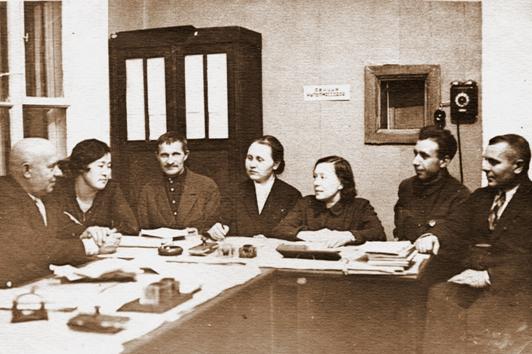 Анастасия Сивцева (вторая слева) на заседание депутатов Фрунзенского райсовета г. Москвы. 1937 год
