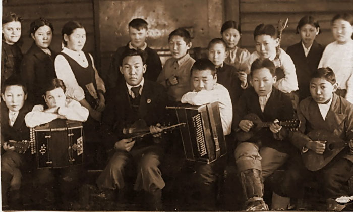 Музыкальный кружок Намской школы. 1944 год
