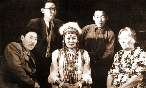 Первая исполнительница «Эҕэрдэ ырыата» А.П. Лыткина (сидит в середине). Захар Винокуров стоит слева