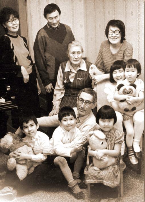 Анастасия Иннокентьевна Сивцева в кругу семьи.  Москва, 1988 год. Фото Александра Ратникова)